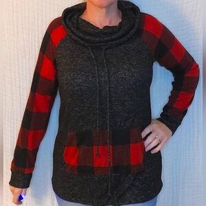 Soft Cozy Thin Fleece feel sweater top Size Medium Buffalo plaid Red Bla…